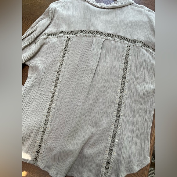 Free People, puffsleeve, front button, collar blouse. Accent open lace, stitches - Picture 5 of 5